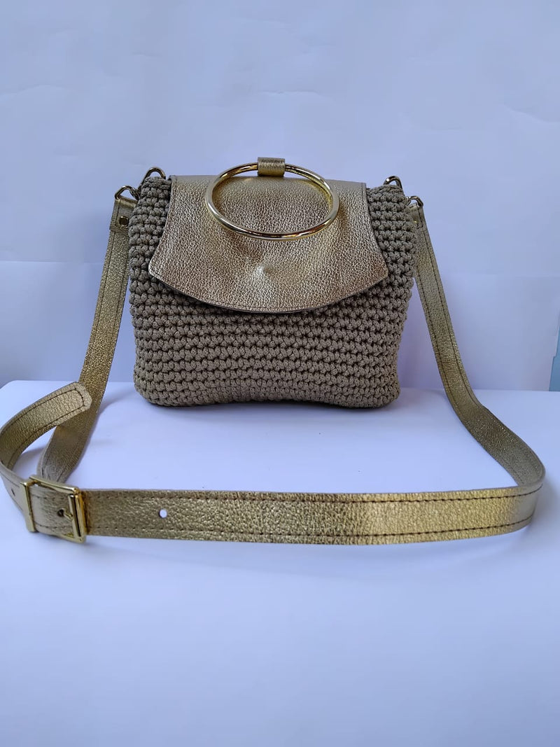 Bolsa Artesanal em Poliéster Marfim com Base e Aba em Couro Legítimo