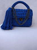 Bolsa Artesanal em Fio de Poliéster Azul Royal com Forro Impermeável e Alça de Corrente Grafite