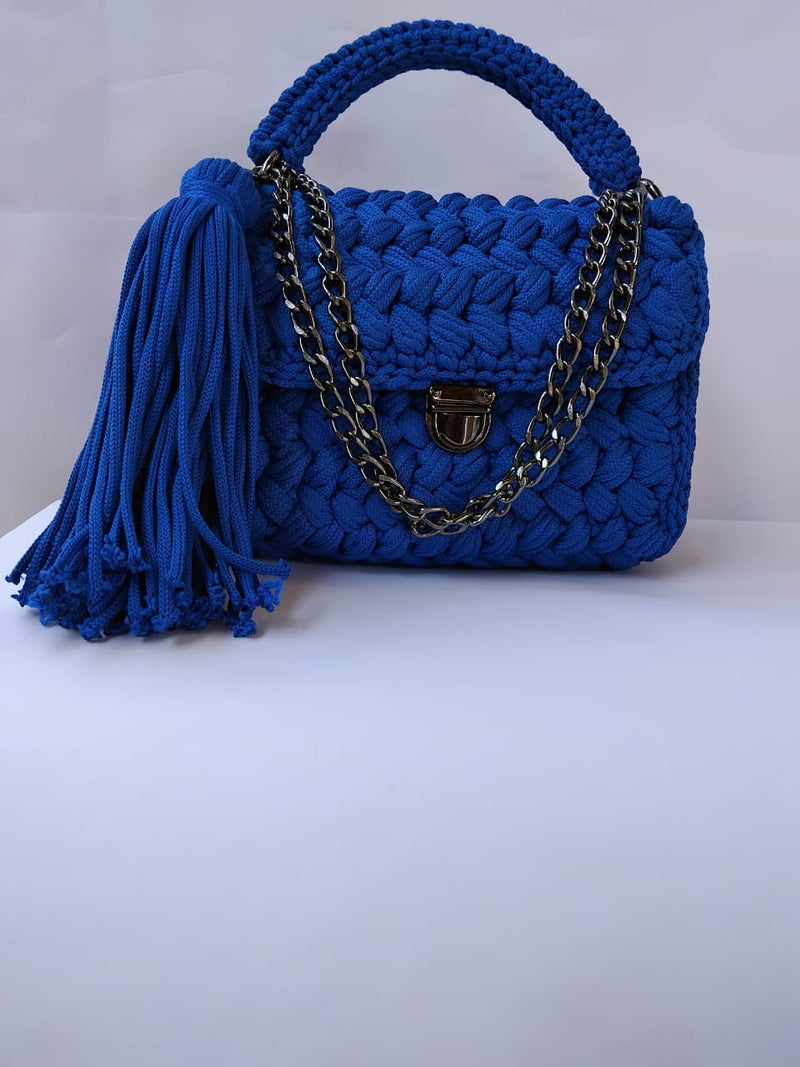 Bolsa Artesanal em Fio de Poliéster Azul Royal com Forro Impermeável e Alça de Corrente Grafite