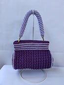 Bolsa de Crochê Artesanal em Fio de Poliéster Lavanda com Violeta, Forro Impermeável e Alça de Corrente Dourada